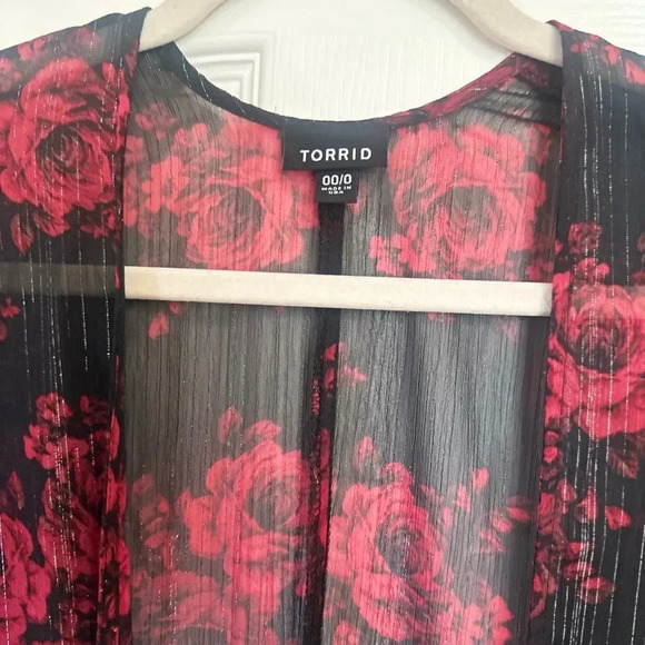 NWOT-TORRID Black Chiffon Shirttail Kimono Red Flowers. Size 00. Size M/L. - Picture 5 of 9